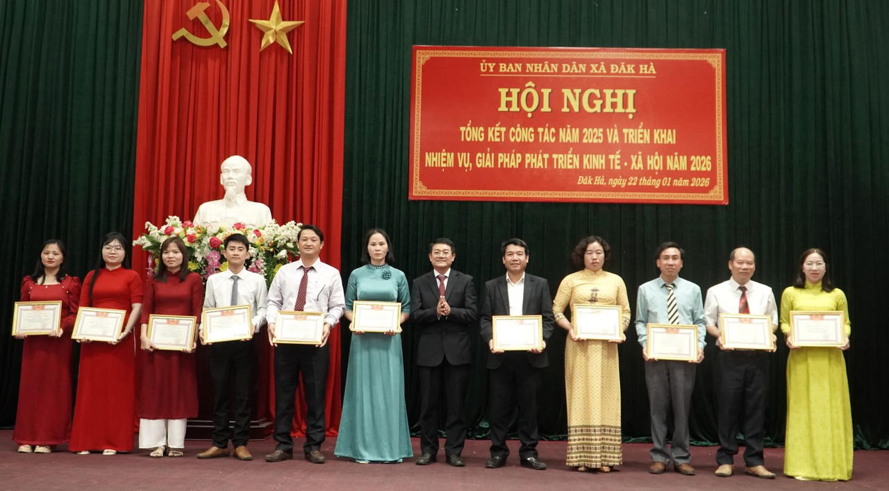Lãnh đạo UBND xã Đăk Hà trao tặng danh hiệu Chiến sĩ thi đua cơ sở năm 2025.