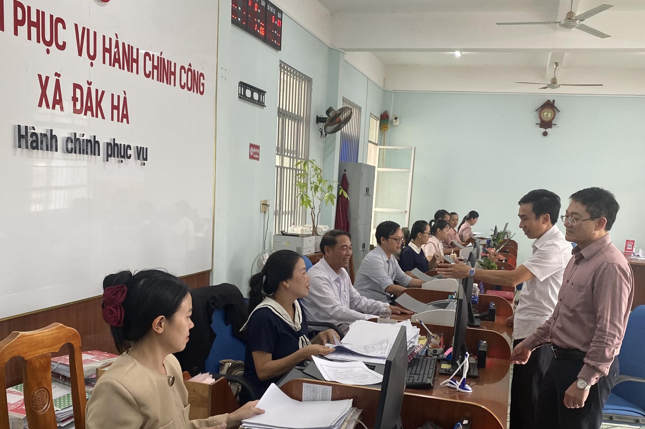 Trung tâm phục vụ hành chính công xã Đăk Hà không ngừng nâng cao trách nhiệm, phục vụ người dân.