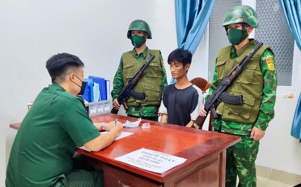 Lực lượng BĐBP TP HCM lấy lời khai với tội phạm ma túy.