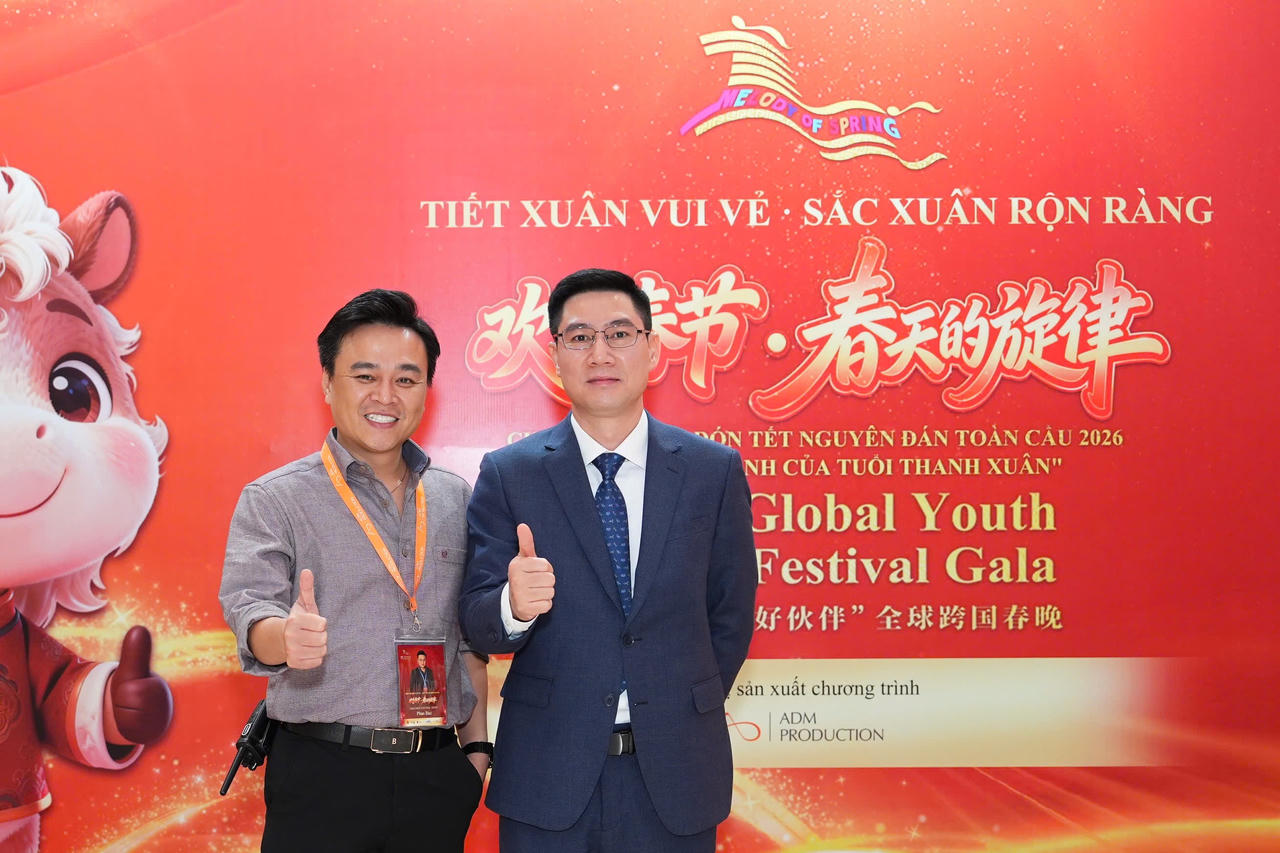 Đạo diễn Phan Bảo và ông Trương Đức Sơn - Giám đốc trung tâm văn hoá Việt Trung. (Ảnh: PV)
