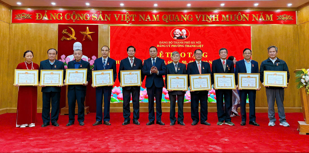 Phường Thanh Liệt (Hà Nội) trao tặng Huy hiệu Đảng nhân kỷ niệm 96 năm Ngày thành lập Đảng