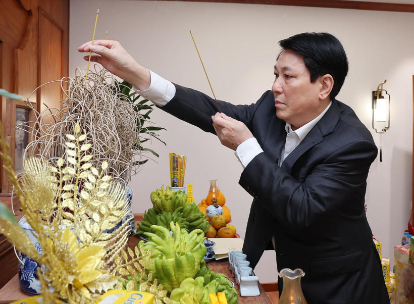 Chủ tịch nước Lương Cường thắp hương tưởng nhớ nguyên lãnh đạo Đảng, Nhà nước