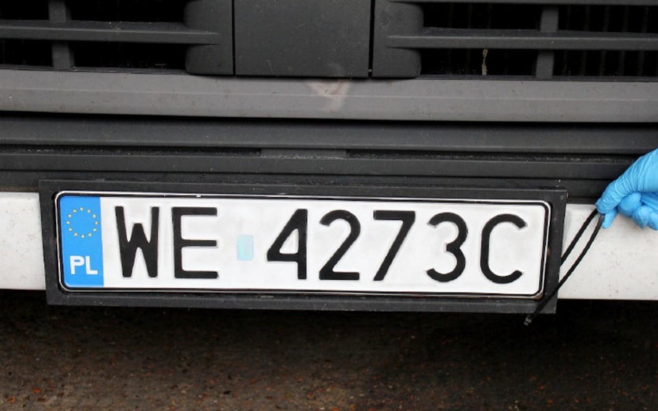 Gắn biển số xoay kiểu 'James Bond' để hành động phi pháp, tài xế xe tải vào tù
