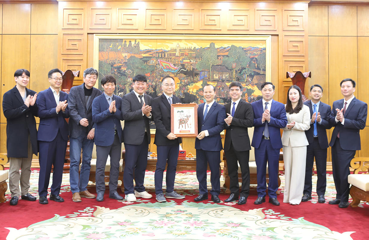 Ông Mai Sơn, Phó Chủ tịch Thường trực UBND tỉnh và đại diện lãnh đạo sở, ngành, đơn vị trong tỉnh tặng tranh dân gian Đông Hồ cho đoàn công tác.