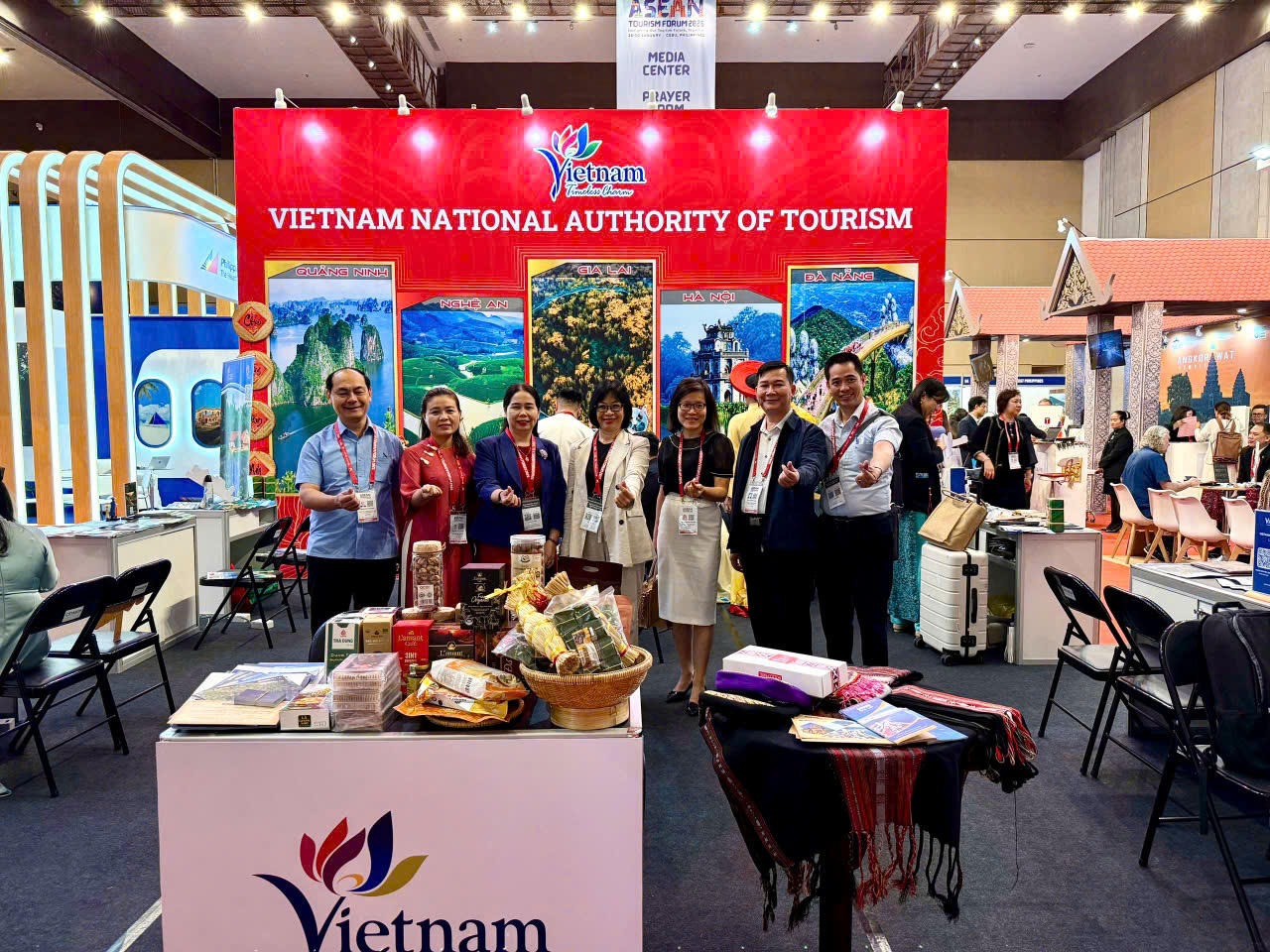 Đoàn công tác tỉnh Gia Lai quảng bá xúc tiến du lịch tại gian hàng chung của Việt Nam.
