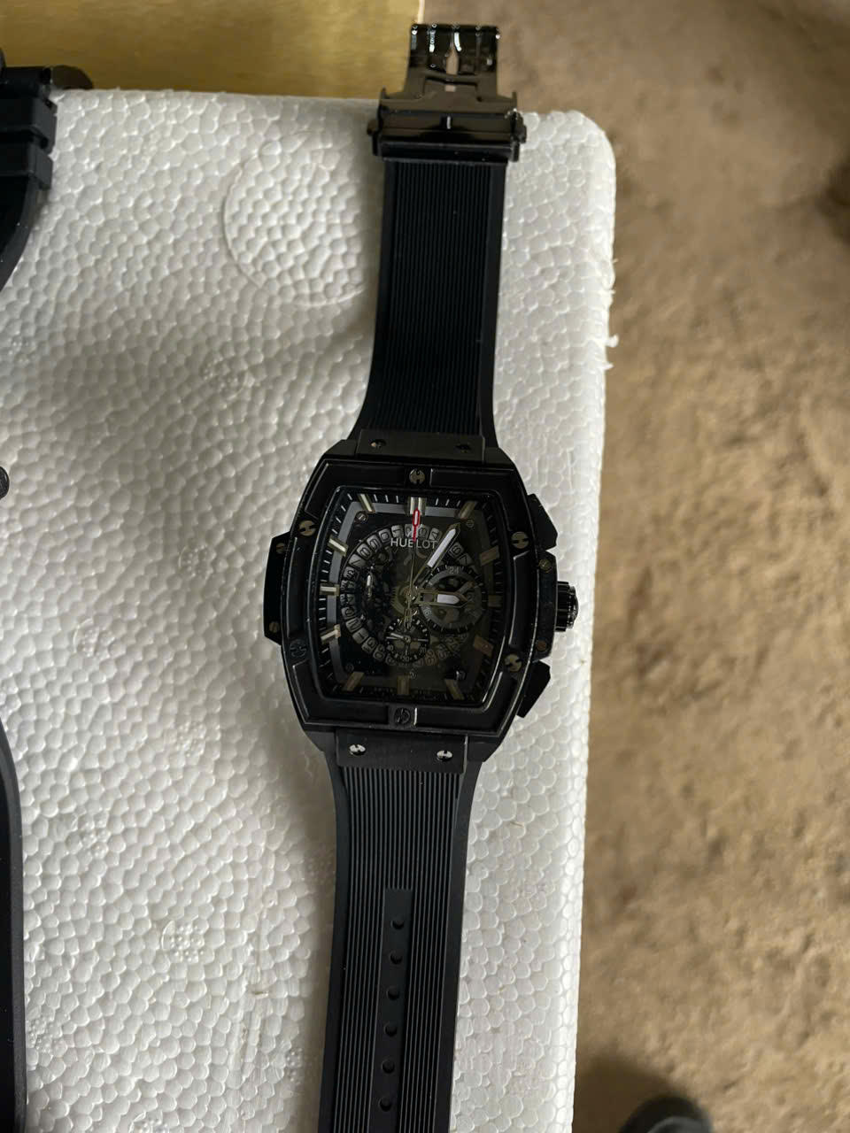 Hải quan bắt giữ gần 900 đồng hồ giả các thương hiệu đắt tiền