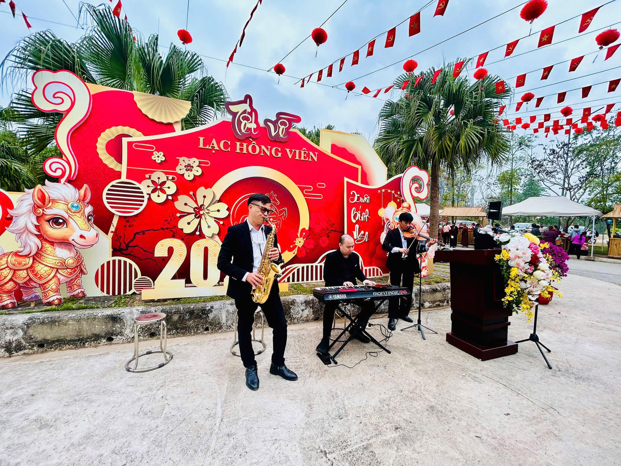 Nhộn nhịp hội chợ hoa Tết, nhạc xuân dành cho… người đã khuất