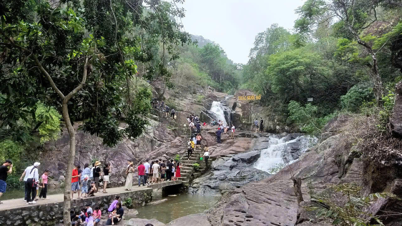 Trải nghiệm bình yên ở 'Ốc đảo xanh' suối Mỡ 