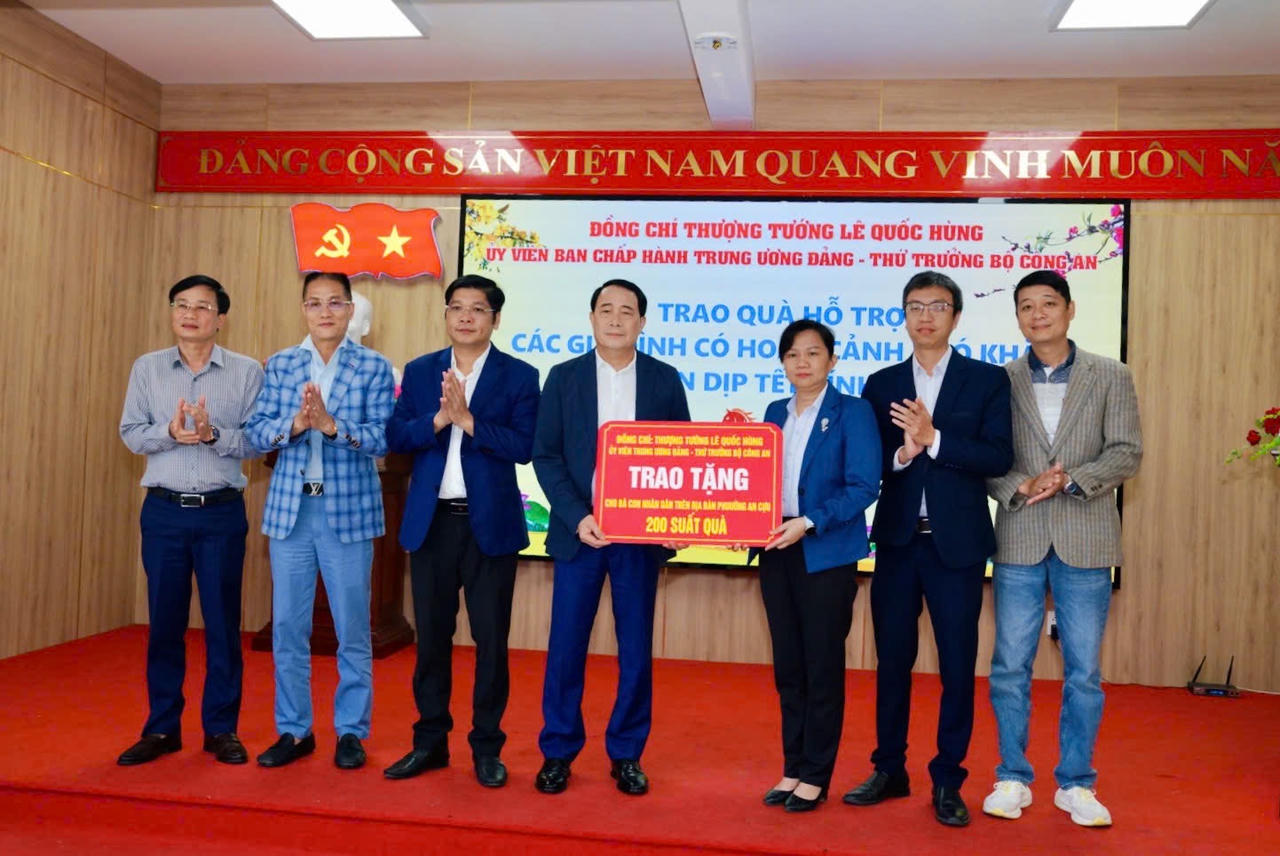 Thứ trưởng Bộ Công an Lê Quốc Hùng trao quà Tết cho người dân khó khăn ở TP Huế