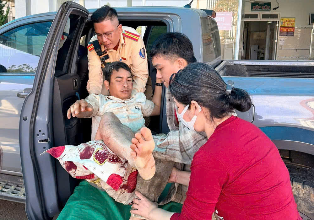 CSGT Lâm Đồng mở đường kịp thời đưa người bị chấn thương nặng đi cấp cứu