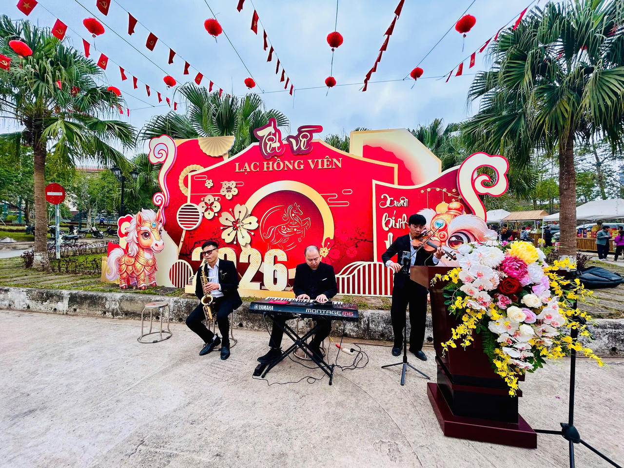 Nhộn nhịp hội chợ hoa Tết, nhạc xuân dành cho… người đã khuất