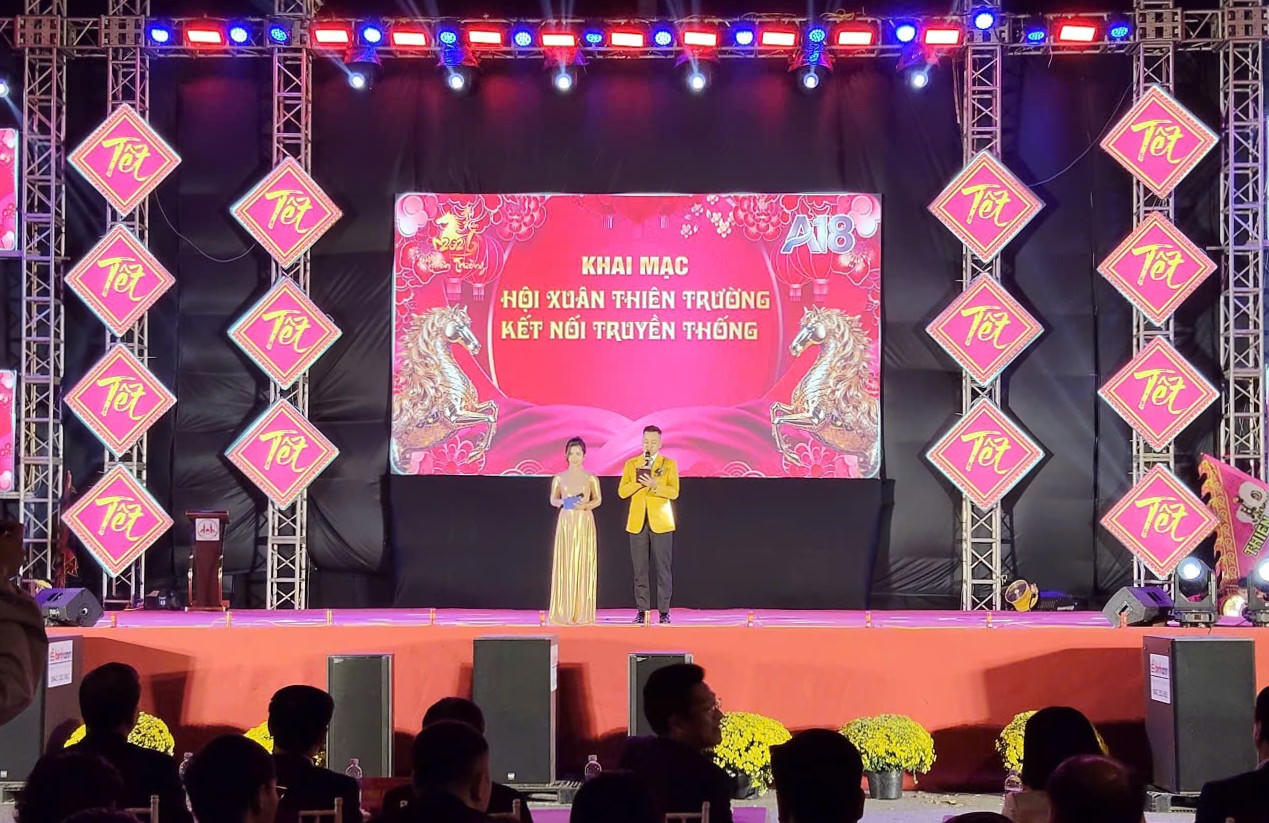 Ninh Bình: Hàng vạn người dân tham dự khai mạc Chợ hoa Xuân và phố đi bộ năm 2026 