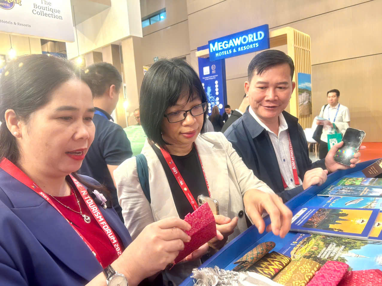 Phó Chủ tịch UBND tỉnh Gia Lai Nguyễn Thị Thanh Lịch tham quan gian hàng của bạn bè quốc tế.