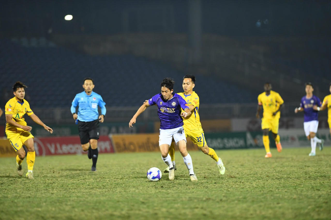 Hà Nội FC trở lại với chiến thắng trên sân Vinh