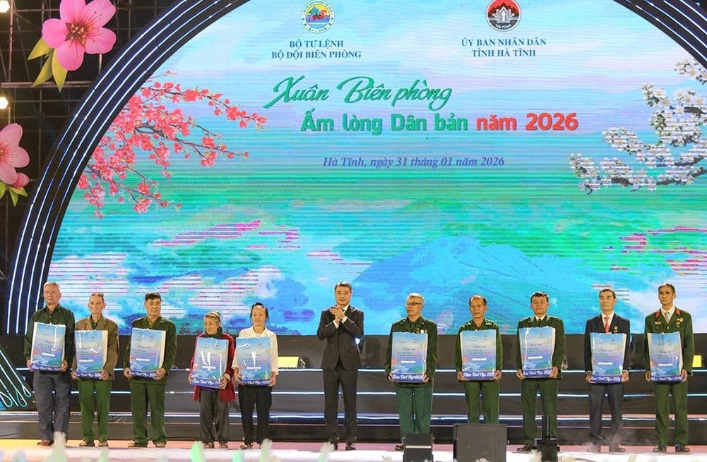 Thắm tình quân dân chương trình 'Xuân Biên phòng ấm lòng dân bản'