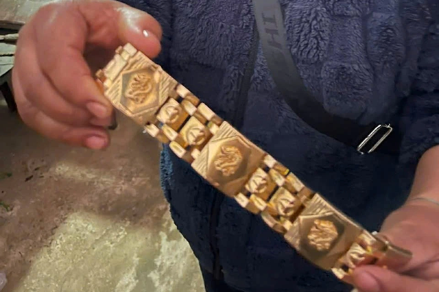 Nhặt được lắc tay vàng, người phụ nữ ở Quảng Trị tìm trả người đánh rơi