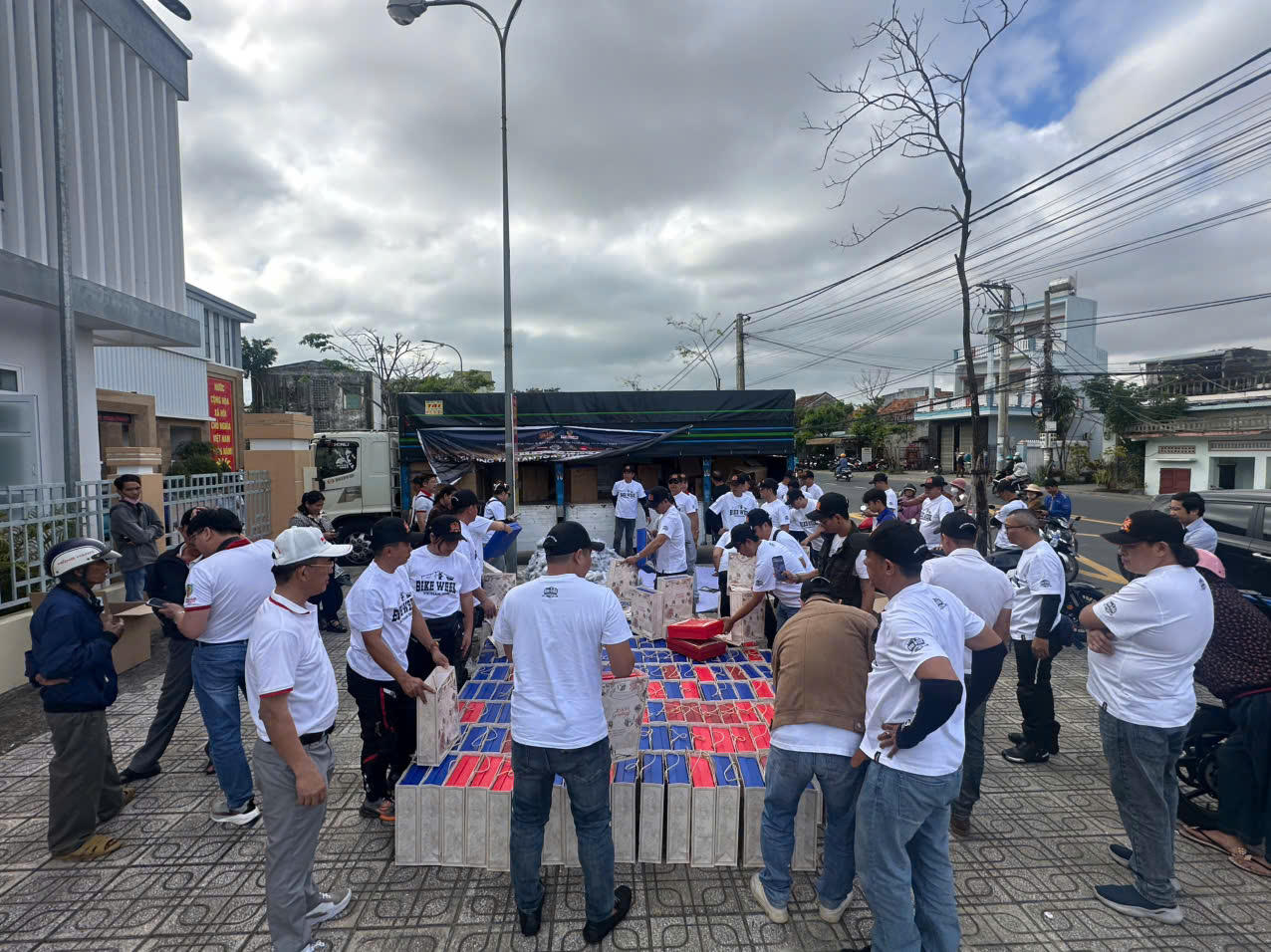 Trao 500 phần quà Tết cho bà con vùng lũ Phú Yên 