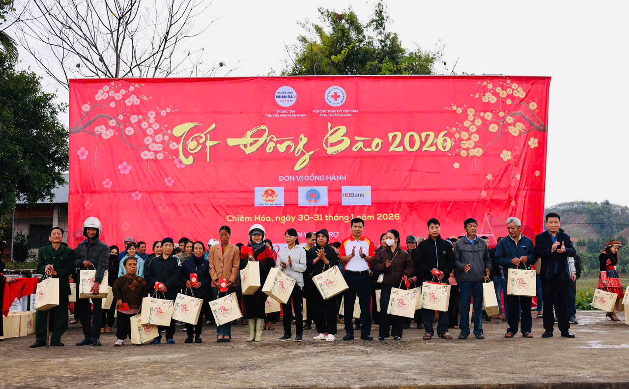 ‘Tết đồng bào’ mang Tết sớm tới người dân vùng sâu, vùng xa