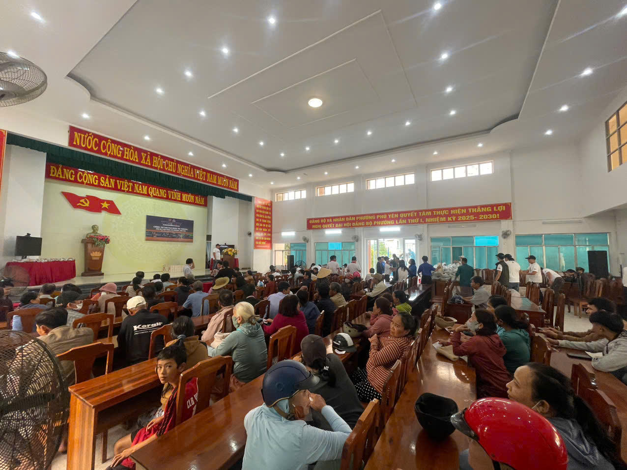 Trao 500 phần quà Tết cho bà con vùng lũ Phú Yên 