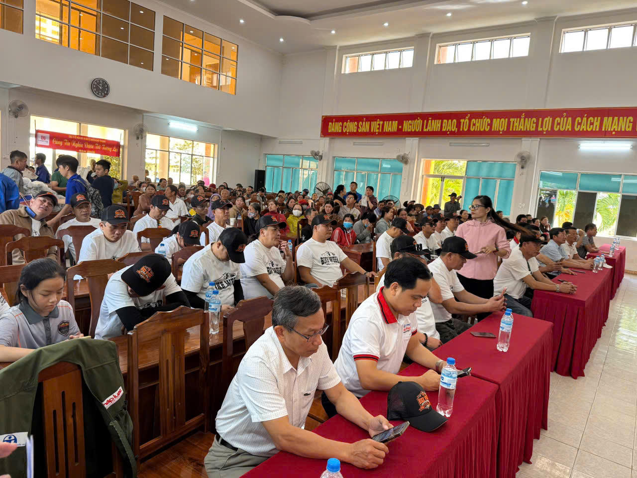 Trao 500 phần quà Tết cho bà con vùng lũ Phú Yên 