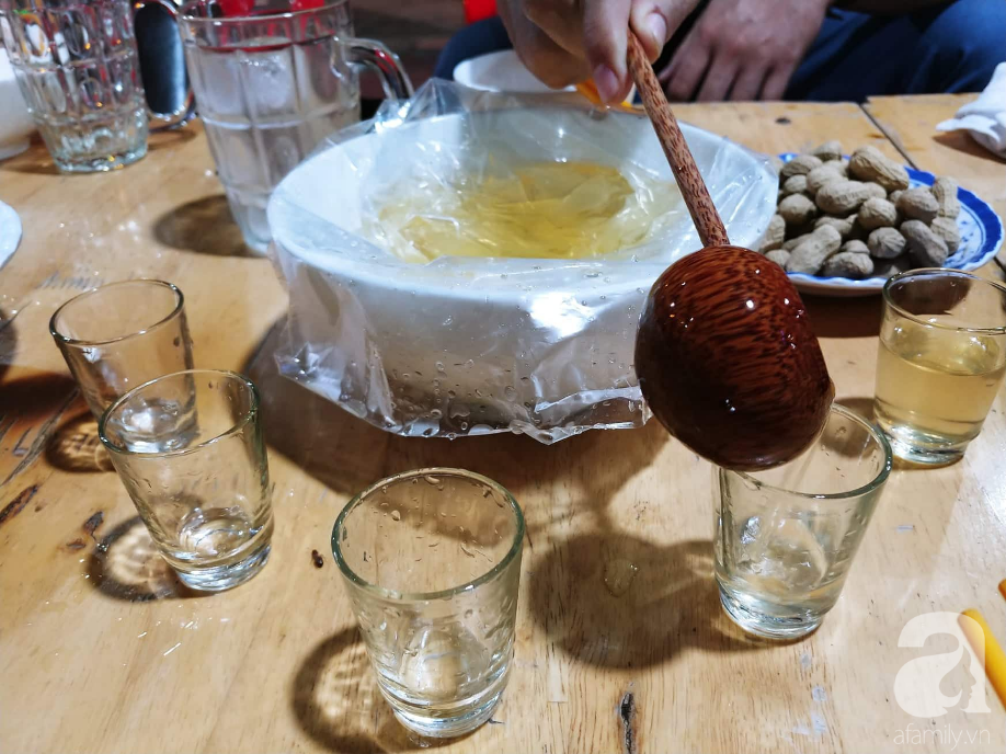 Điều tra vụ 2 người tử vong, 3 người nhập viện sau khi uống rượu ngâm tại Đồng Tháp