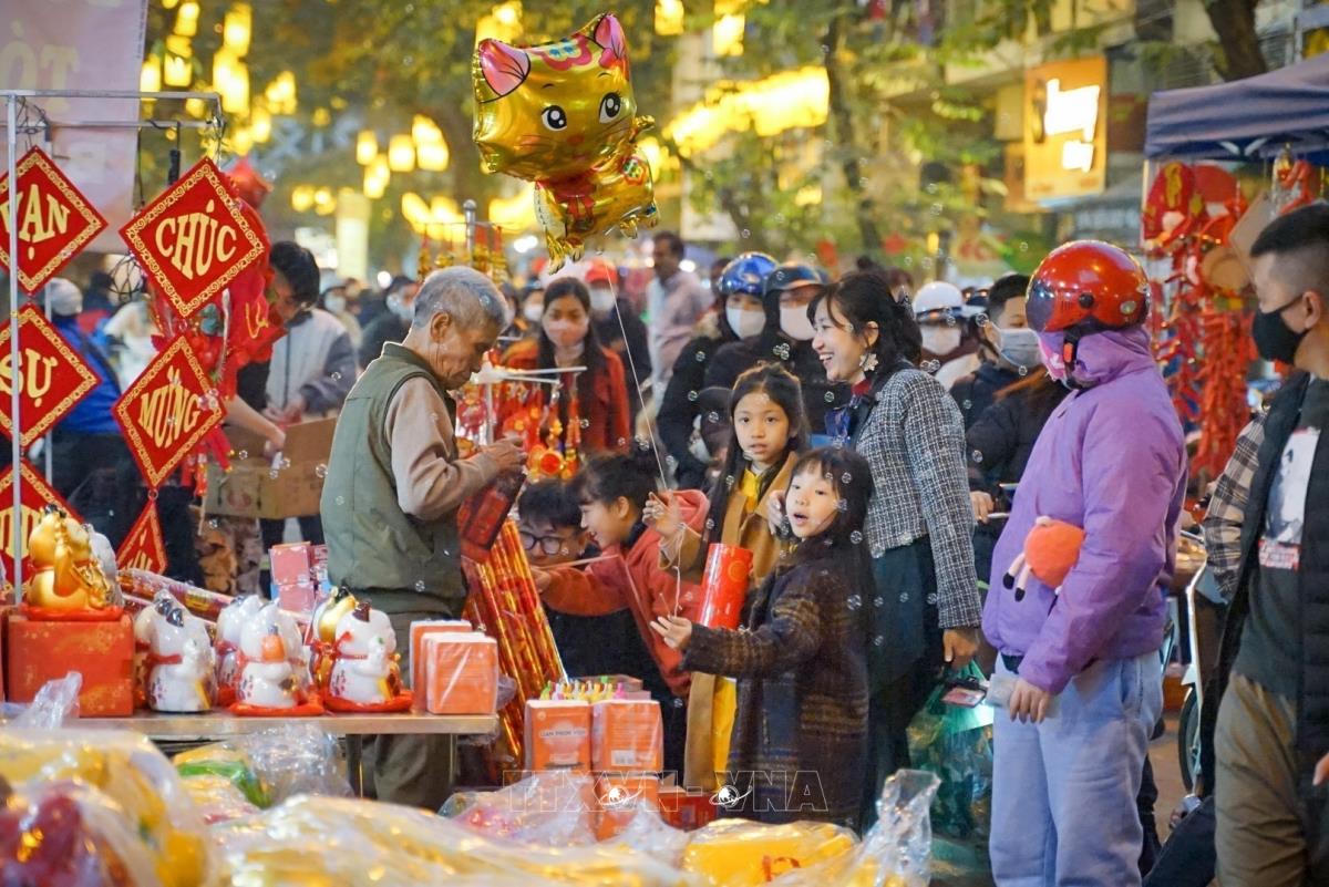 Thủ tướng chỉ đạo chi trả đầy đủ lương, thưởng Tết cho người lao động