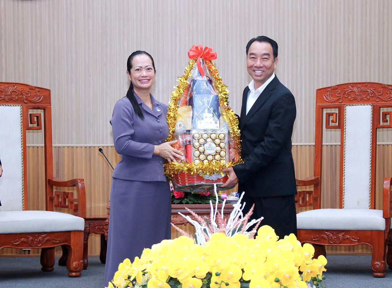 Bà Chhi Va - Tỉnh trưởng tỉnh Koh Kong (Vương quốc Campuchia) chúc tết lãnh đạo UBND tỉnh Cà Mau.