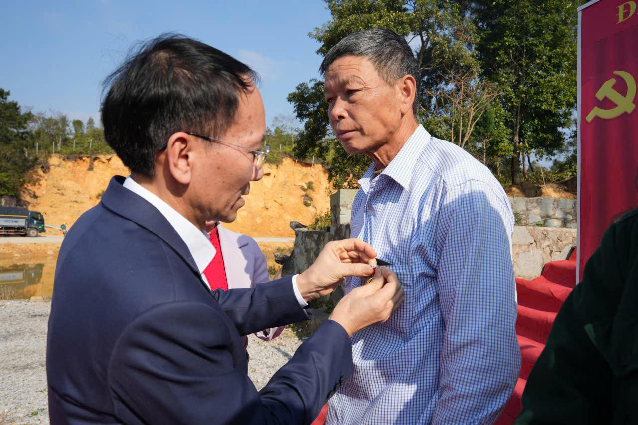 Quảng Ninh: Thiêng liêng lễ kết nạp Đảng viên mới trên đỉnh Cao Ba Lanh