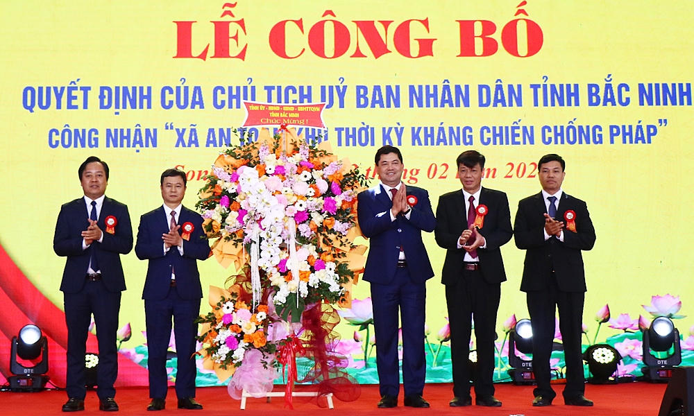 Bí thư Tỉnh uỷ&nbsp;Nguyễn Hồng Thái chúc mừng Đảng bộ, chính quyền và Nhân dân phường Song Liễu.