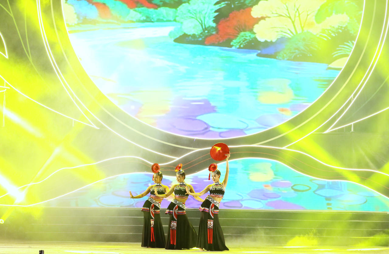 Lào Cai: Ấn tượng chương trình nghệ thuật Chào Xuân qua biên giới 2026