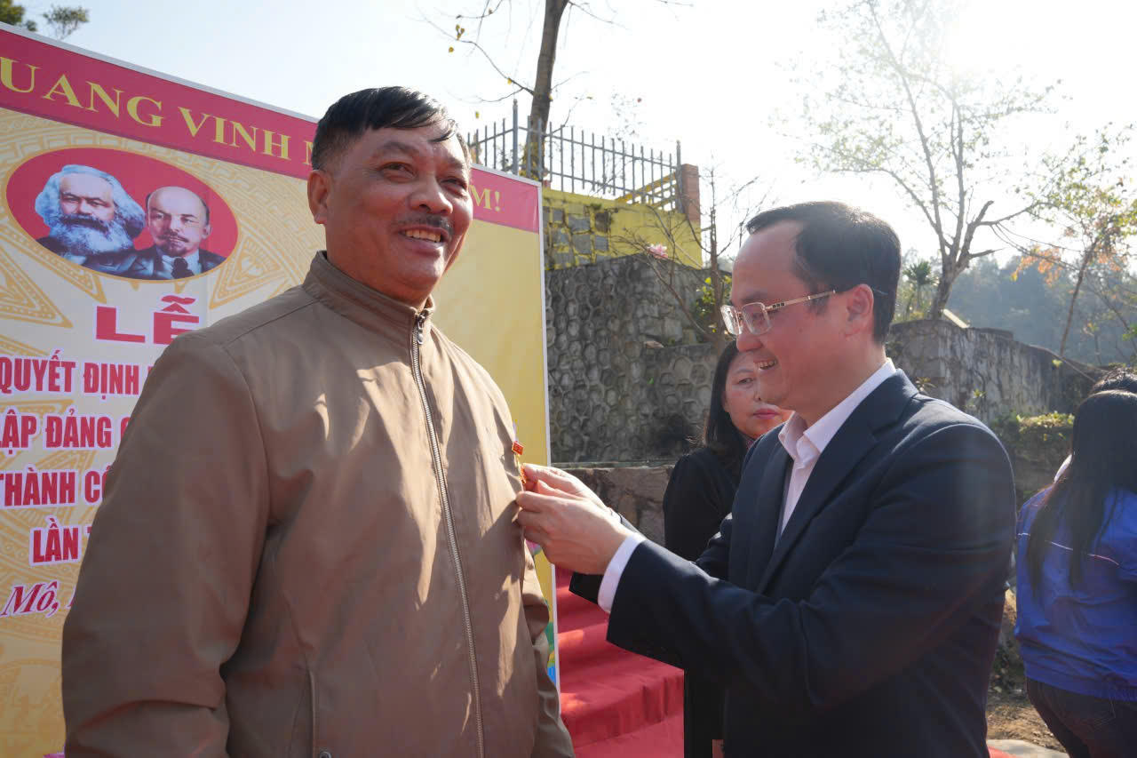 Quảng Ninh: Thiêng liêng lễ kết nạp Đảng viên mới trên đỉnh Cao Ba Lanh