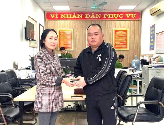 Hải Phòng: Nhặt được túi xách chứa tiền và vàng, người dân mang đến công an nhờ trao trả