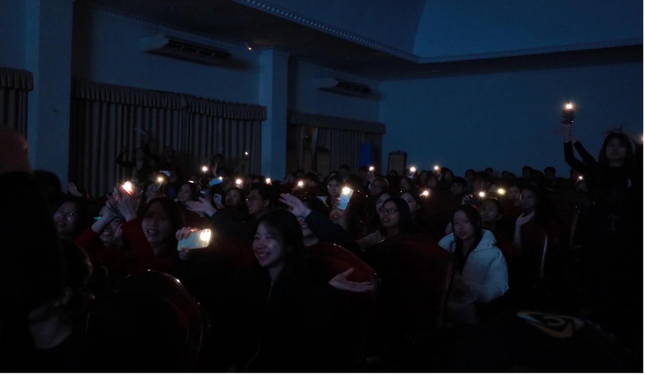 Khán giả cùng phiêu theo điệu nhạc du dương.