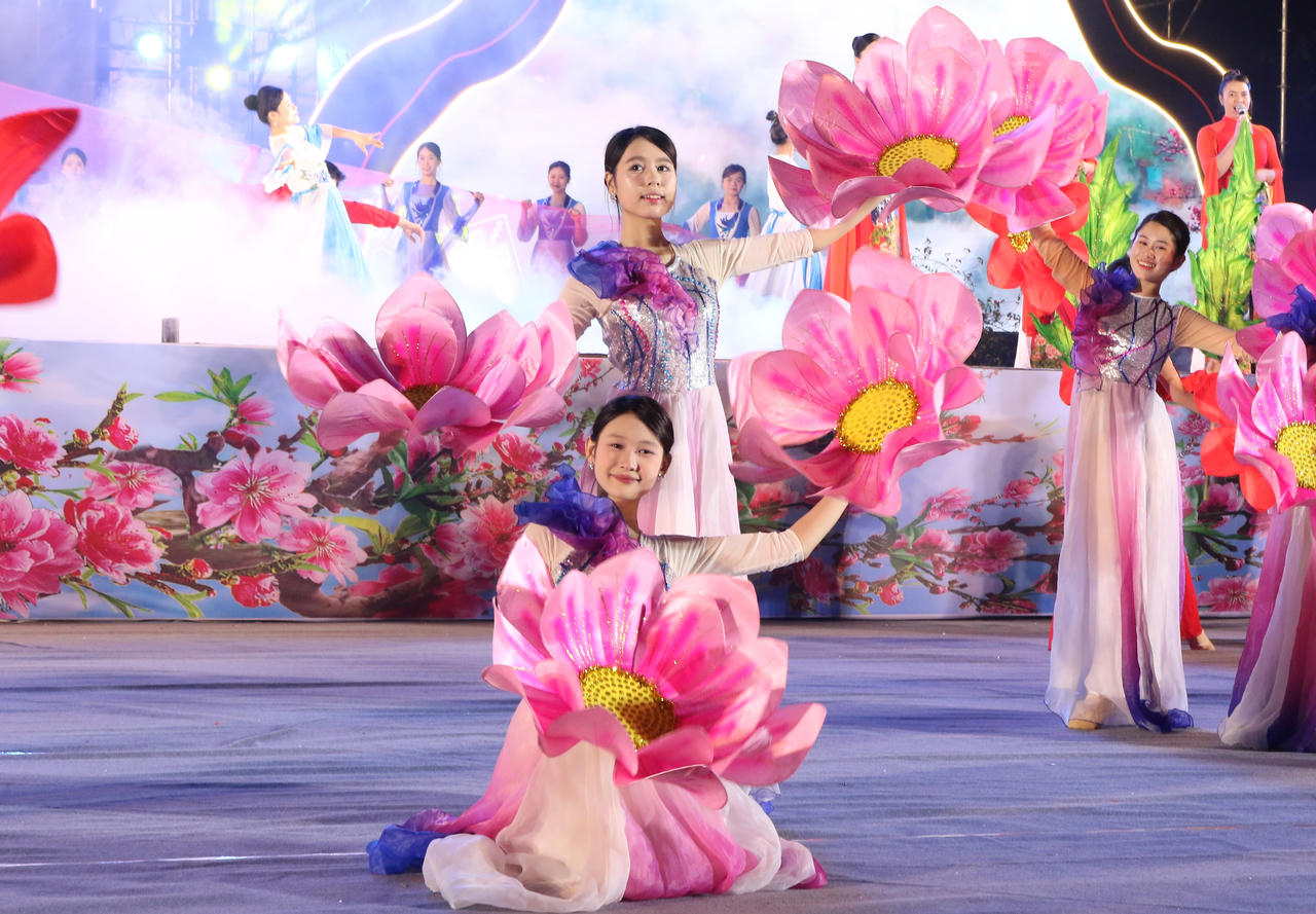 Lào Cai: Ấn tượng chương trình nghệ thuật Chào Xuân qua biên giới 2026