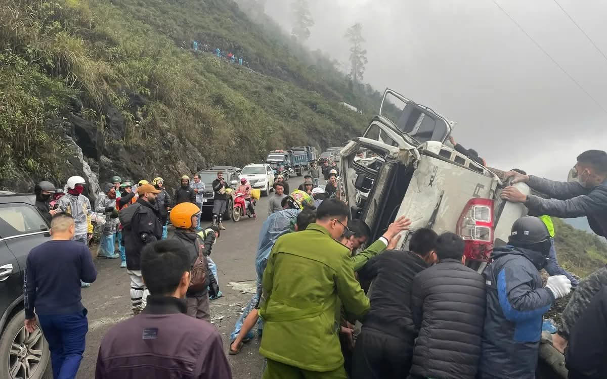 Lao qua hộ lan dốc Cán Tỷ (Tuyên Quang), xe bán tải biến dạng