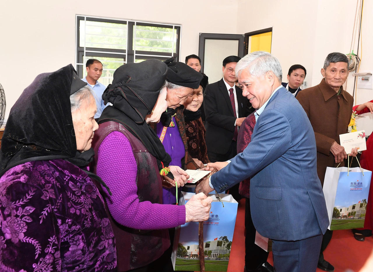 Phó Chủ tịch Thường trực Quốc hội Đỗ Văn Chiến tặng quà cho người dân. (Ảnh: PV)