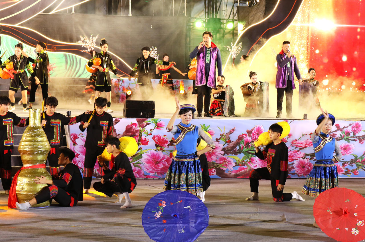 Lào Cai: Ấn tượng chương trình nghệ thuật Chào Xuân qua biên giới 2026