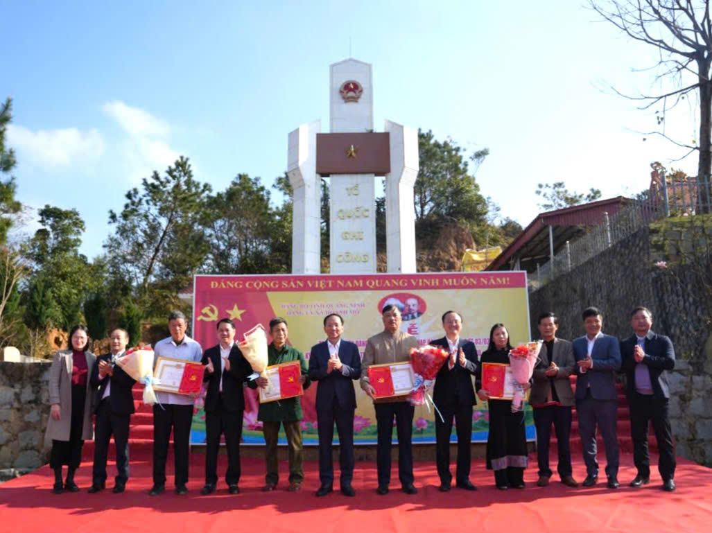 Quảng Ninh: Thiêng liêng lễ kết nạp Đảng viên mới trên đỉnh Cao Ba Lanh