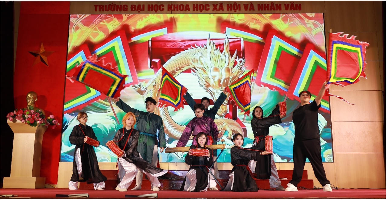 Thí sinh cùng tiết mục Trống cơm khuấy đảo sân khấu.