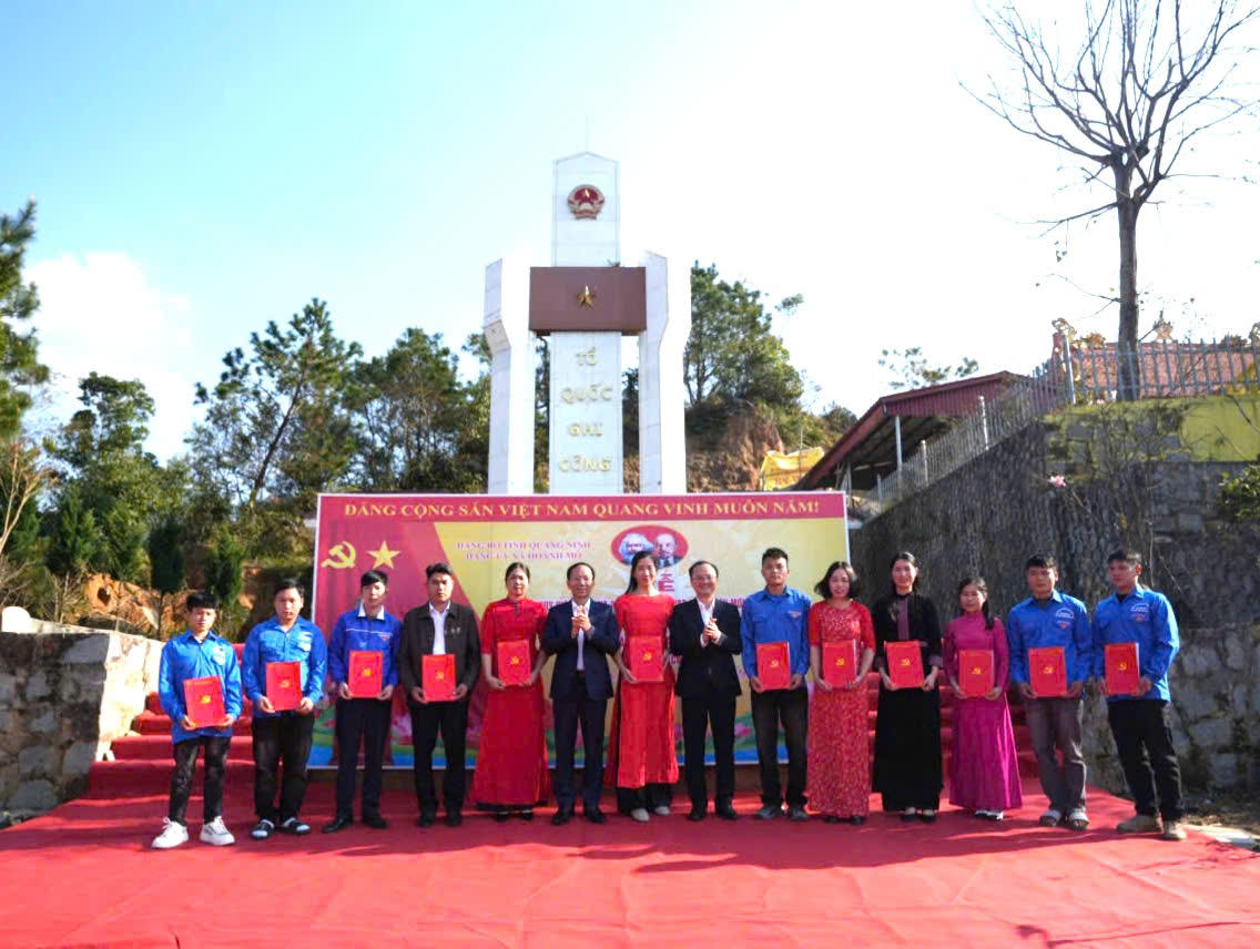 Quảng Ninh: Thiêng liêng lễ kết nạp Đảng viên mới trên đỉnh Cao Ba Lanh