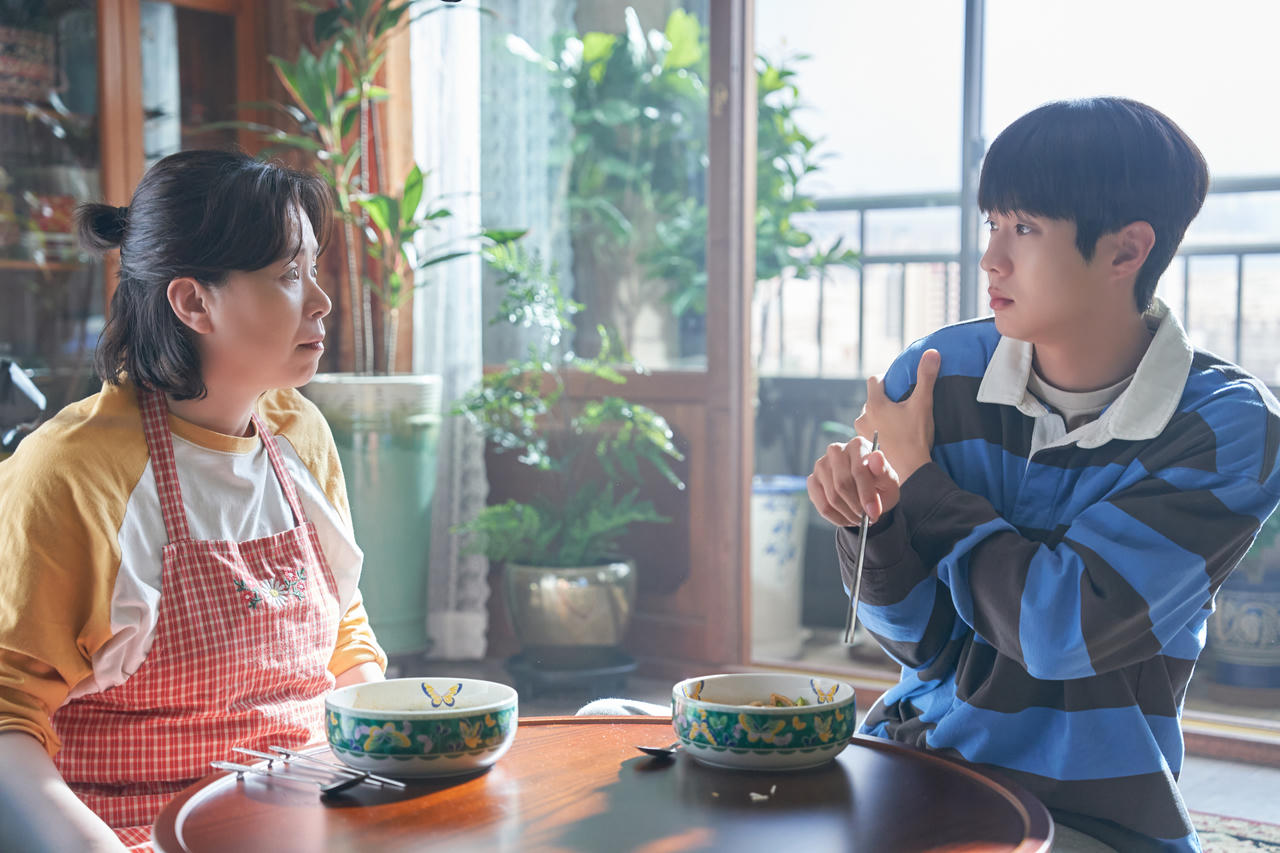 “Đếm ngày xa mẹ” đánh dấu màn tái hợp của Jang Hye Jin và Choi Woo Sik. Ảnh: CJ