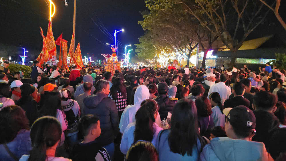 Hàng ngàn người dân và du khách hào hứng vây quanh khu vực biểu diễn nghệ thuật đường phố, tạo nên bầu không khí lễ hội náo nhiệt.