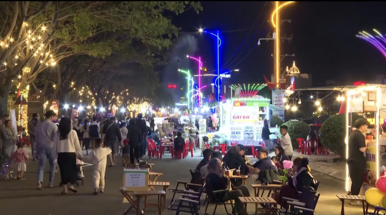 Tuyến phố ẩm thực sầm uất với đa dạng các gian hàng, bố trí không gian thưởng thức ngoài trời thoáng đãng phục vụ thực khách.