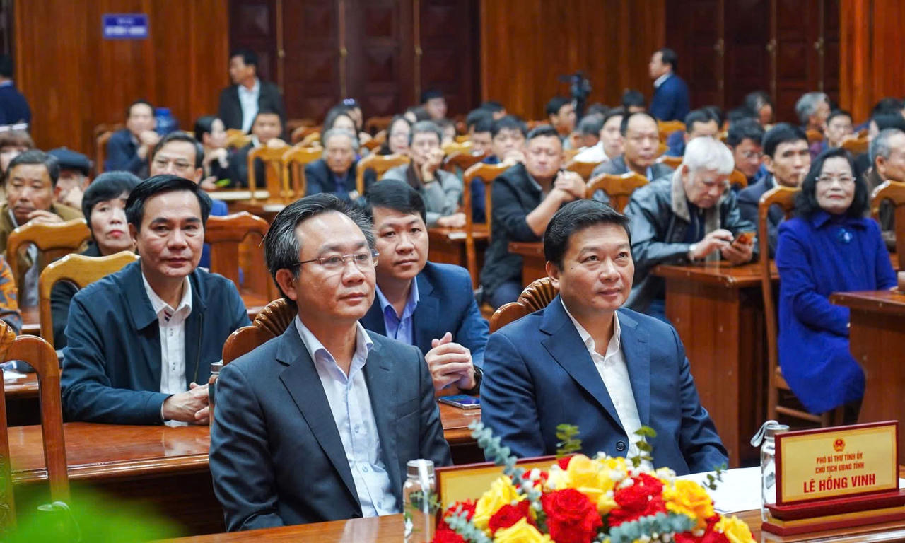 Chủ tịch UBND tỉnh Lê Hồng Vinh và ông Hoàng Xuân Tân, Phó Chủ tịch UBND tỉnh dự buổi gặp mặt.