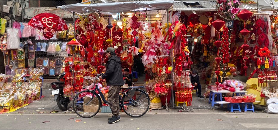 Các tiểu thương tận dụng mọi không gian để treo các loại  hàng hóa với gam màu đỏ, vàng gợi  lên không khí Tết đang đến rất gần.