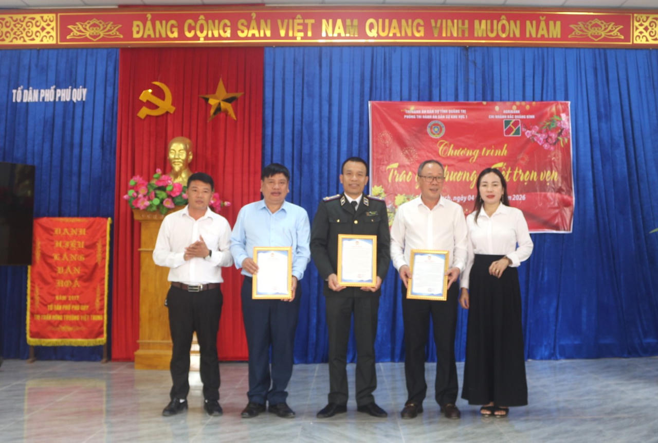 Đại diện Ủy ban MTTQ Việt Nam xã Nam Trạch trao thư cảm ơn cho các đơn vị đồng hành tại chương trình.