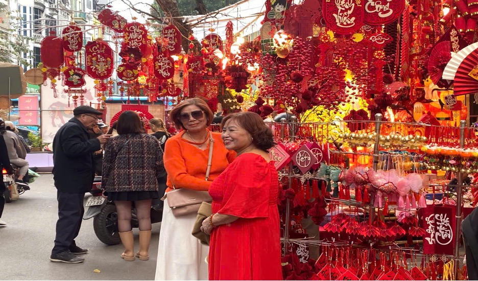 Phố Hàng Mã: Sắc xuân rực rỡ thu hút khách du lịch trước thềm xuân Bính Ngọ 2026