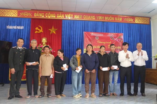 Trao yêu thương - Tết trọn vẹn đến hộ nghèo, cận nghèo ở Quảng Trị