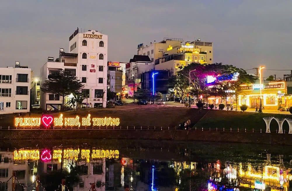 Biểu tượng "Pleiku - Để nhớ, để thương" lung linh soi bóng mặt hồ, tạo điểm nhấn check-in lãng mạn giữa lòng Phố núi.