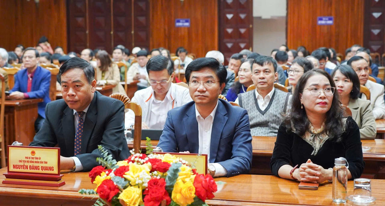 Phó Bí thư Tỉnh ủy, Chủ tịch HĐND tỉnh Nguyễn Đăng Quang và ông Trương An Ninh, Trưởng Ban Tuyên giáo và Dân vận Tỉnh ủy dự buổi gặp mặt.